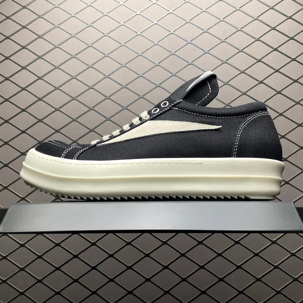 純原Rickowens 瑞克 歐文斯 低幫高街休閒板鞋 原鞋開發 獨傢俬模大底 定製布料 針車間距都是極致還原 一比一規格禮盒裝 重達3斤以上 外加定製歐文斯保護盒 全套包裝及配件 高階零售專供品質 區別市場貨 純手工打造 每一隻都是獨一無