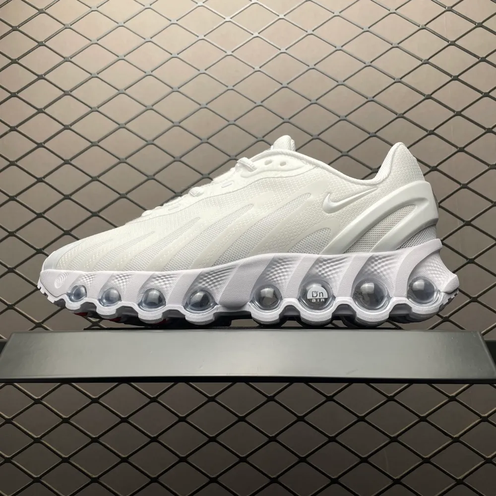 💰550 純原NK Air Max Dn8 氣墊跑鞋 HF5509-900 全新鞋款在同側採用了圓柱倉式的設計，不僅有防滑耐磨性功能，還搭配了周圍一圈柔軟的泡棉材質，提供全新的複合腳感八成還是泡棉腳感 尺碼：36 37 38 39 40 
