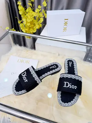 Dior 2026春夏系列拖鞋，精緻優雅。鞋面5D設計，Dior標誌超有辨識度，日常或度假都能輕鬆駕馭。Oblique壓紋是Dior經典元素，搭配蕾絲刺繡，法式浪漫氛圍感拉滿！鞋底輕便，長時間穿也不累，實用又時髦，是春夏必入單品～