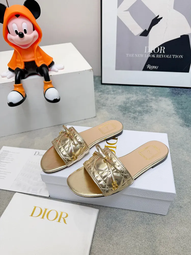 春夏新款Dior D-Lane 迪奧拖鞋，經典風格。黑色牛皮革鞋面展示5D電秀藤格紋圖案，飾以金色飾面金屬 CD扣標誌，彰顯時尚氣質。加墊皮革內底打造舒適的穿著體驗，簡約的設計便於穿脫，打造休閒的造型。