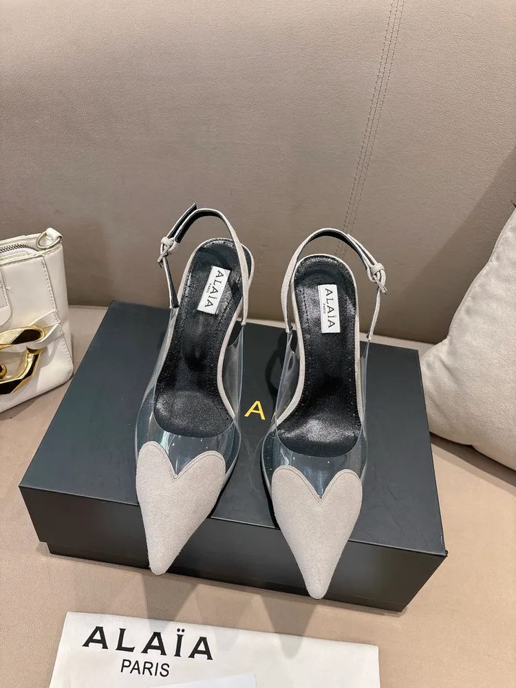 P660 ALAÏA2026 春夏HighLove坡跟穆勒鞋 標誌性愛心鞋頭+透明PVC拼接，辨識度超高!漆皮與裸色透明材質結合，視覺輕盈，坡跟設計拉長腿部線條，穿著更穩