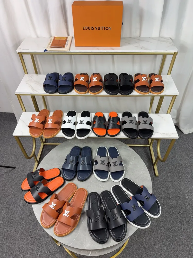 2026LV官網最新專櫃同步新款拖鞋 驢家原版飛回正品開模完美打造最高品質 誠意鉅獻，可隨意進出專櫃鞋面採用原版定製皮料經典五金扣 多色可選。進口皮墊腳內裡,最新原版TPU大底，碼數:38-47。全部實物拍攝💰💰560