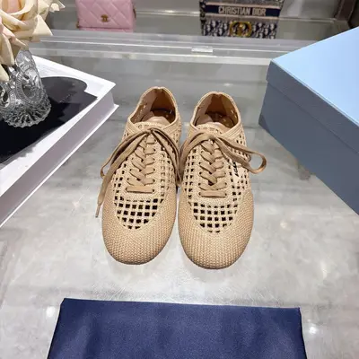 出廠價P620💰PRADA                                             2026新款針織網面鏤空德訓鞋休閒鞋 ，全新的鉤針運動薄底鞋把流行的薄底和鉤針元素完美結合 搭配簡單的Prada字母log