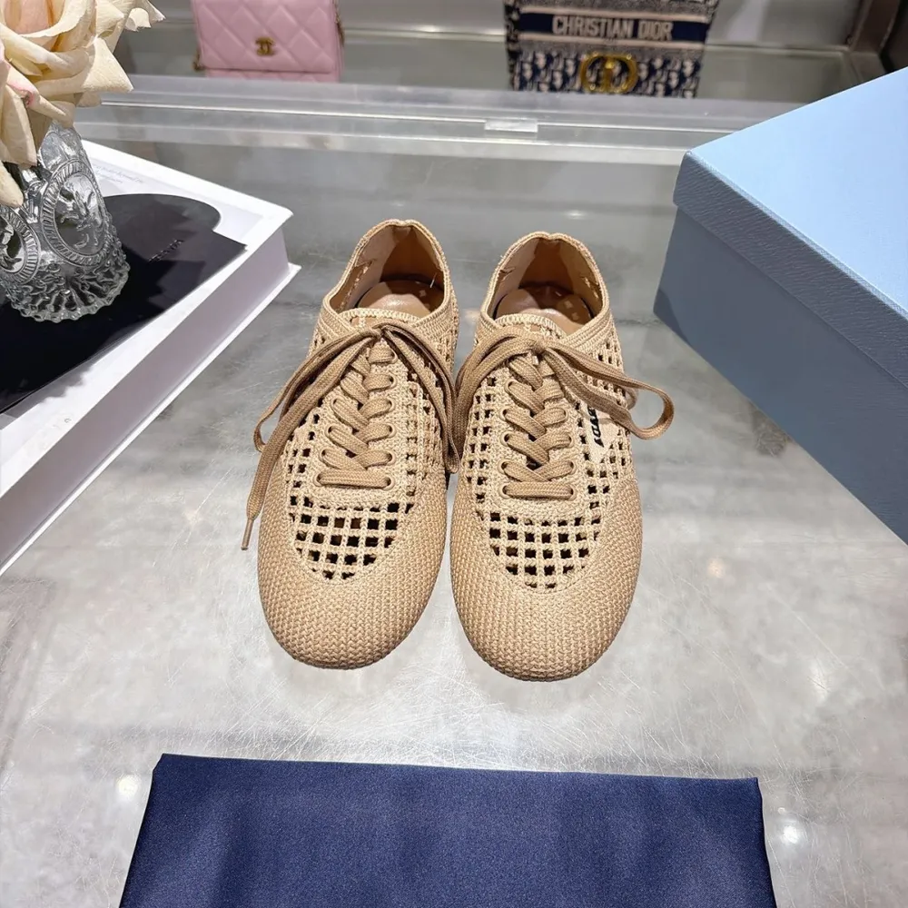 出廠價P620💰PRADA                                             2026新款針織網面鏤空德訓鞋休閒鞋 ，全新的鉤針運動薄底鞋把流行的薄底和鉤針元素完美結合 搭配簡單的Prada字母log