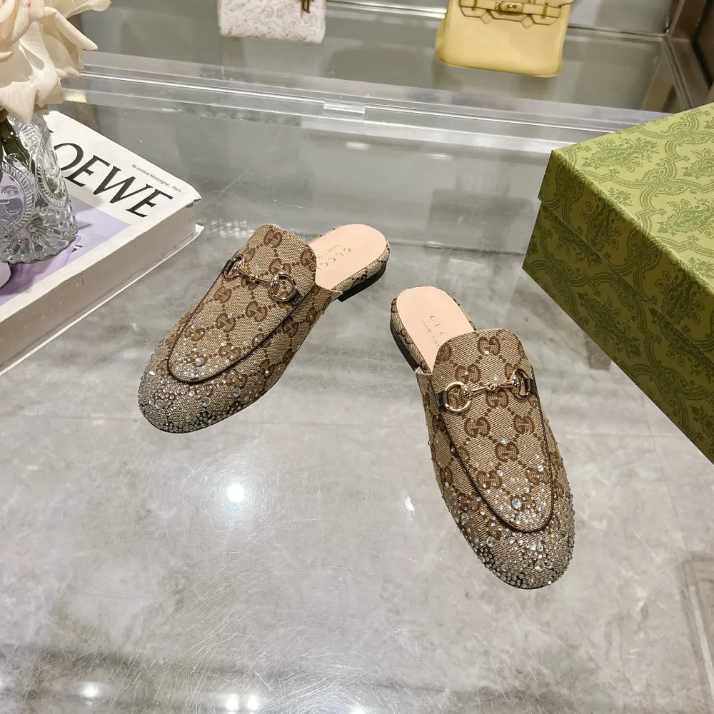 1803-1 杏G鑽 ¥660（35-41）作為Gucci設計傳承的傑出代表，Jordaan系列飾馬銜扣樂福鞋生動彰顯經典優雅格調。這款鞋履採用品牌標誌性字母圖案帆布，成就雋永經典。這款鞋履材質柔軟，廓形精緻流暢，彰顯日常優雅風範。