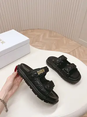 p610 最新電繡款三色 經典升級加2024新色系 Dior迪奧 經典魔術貼涼鞋拖鞋系列 原版復刻 高版本 超耐看超百搭款 上腳非常舒適 顯瘦又顯白 鞋面原版皮面，原版d五金扣 ，原版TPU大底 碼數：35-41碼