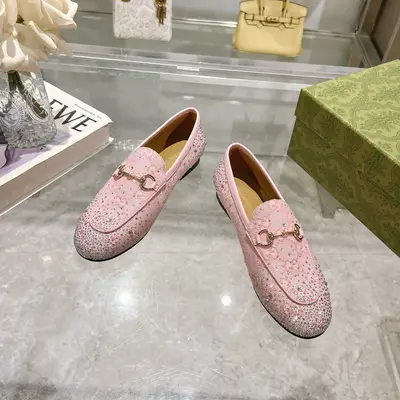 1819-1 粉G鑽 ¥690（35-41）作為Gucci設計傳承的傑出代表，Jordaan系列飾馬銜扣樂福鞋生動彰顯經典優雅格調。這款鞋履採用品牌標誌性字母圖案帆布，成就雋永經典。這款鞋履材質柔軟，廓形精緻流暢，彰顯日常優雅風範。