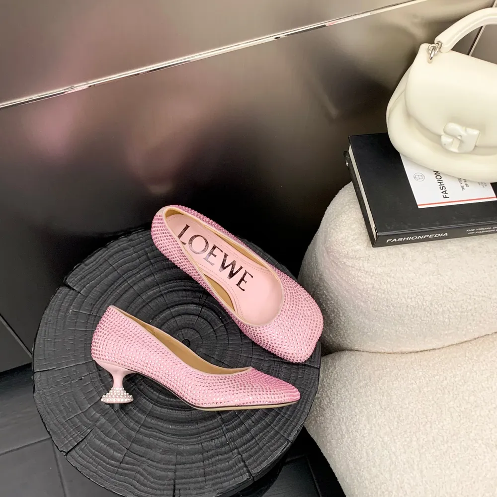🆕💗【羅意威•Loewe】火爆新款 ，獨特的設計，配合整體原版楦型，時尚而個性好穿 顏色超讚