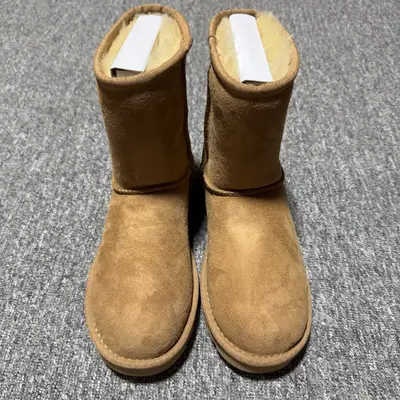 💰560   平臺外貿專供 UGG 女款雪地靴 1016233 十年品牌製鞋代工廠生產線出品 注重每一處細節 隆豐A級真羊皮毛一體 完全遵循ZP工藝流程打造 尺碼：35 36 37 38 39 40 編號： 26YDEF39