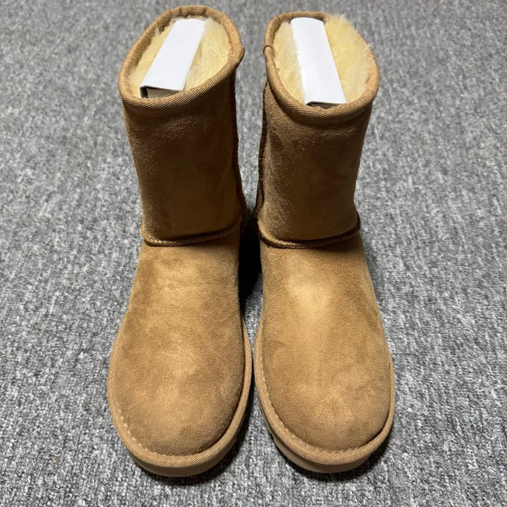 💰560   平臺外貿專供 UGG 女款雪地靴 1016233 十年品牌製鞋代工廠生產線出品 注重每一處細節 隆豐A級真羊皮毛一體 完全遵循ZP工藝流程打造 尺碼：35 36 37 38 39 40 編號： 26YDEF39