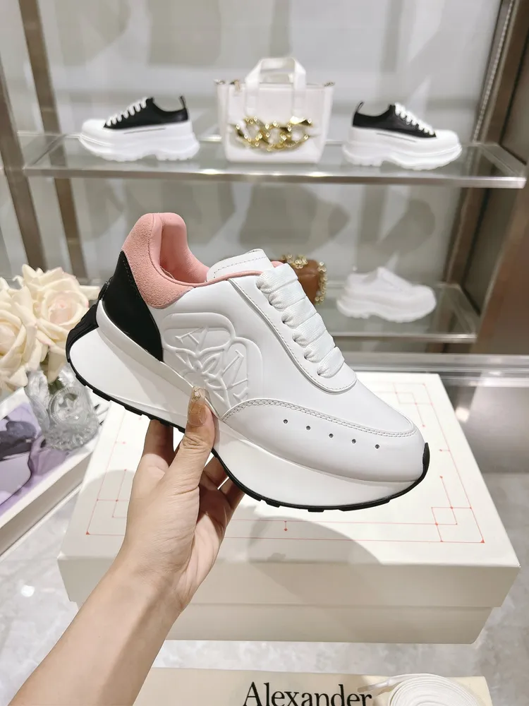 新色官網同步ALEXANDER MCQUEEN/亞歷山大麥昆 2024春夏男Sprint運動情侶款 鞋側面飾有時尚個性字母seal Logo標誌 全皮工藝 高版本油邊 內裡羊皮 牛皮墊腳，不脫層不褪色，最新精美全套包裝 另配有一幅鞋帶 女3