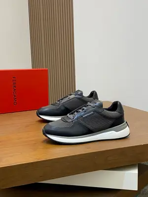 出廠【實價】🏃‍♂️🏃‍♂️菲拉格慕Ferragam 新款男士休閒運動鞋原版設計。這款鞋採用進口牛皮配透氣條紋布鞋面，內裡本染小牛皮 小牛皮鞋墊 上腳柔軟舒適透氣 配原盒全套包裝！看得見的細節和品質。