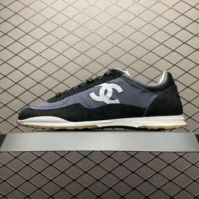 Chanel 香奈兒26ss 低幫休閒鞋 非常難買的一款鞋 全網最火的厚底熊貓鞋 可想而知控不可錯過的 顏值與舒適並存 鞋面：牛仔布 內裡：羊皮 大底：原版橡膠發泡大底 尺碼：35 36 37 38 39 40 編號：41IFTU588