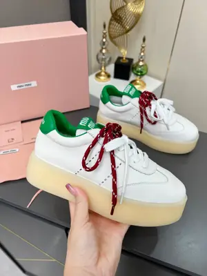 Miu miu 繆繆2025新款休閒小白鞋，各大品牌中脫穎而出的四季鞋🥇🎖顏值擔當火爆款髒髒鞋，不得不入的一款～做舊時尚，簡約高階 隨意搭配上腳非常舒適，年度必入款！