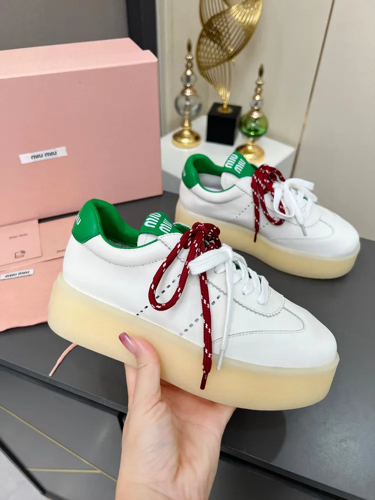 Miu miu 繆繆2025新款休閒小白鞋，各大品牌中脫穎而出的四季鞋🥇🎖顏值擔當火爆款髒髒鞋，不得不入的一款～做舊時尚，簡約高階 隨意搭配上腳非常舒適，年度必入款！