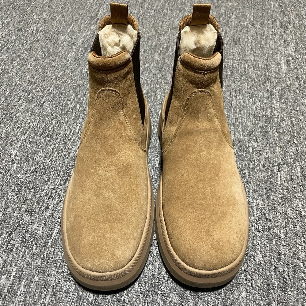 💰610   平臺外貿專供 UGG Burleigh Chelsea 切爾西 男士高幫雪地靴 1152050 十年品牌製鞋代工廠生產線出品 注重每一處細節 隆豐A級真羊皮毛一體 完全遵循ZP工藝流程打造 尺碼：40 41 42 43 44