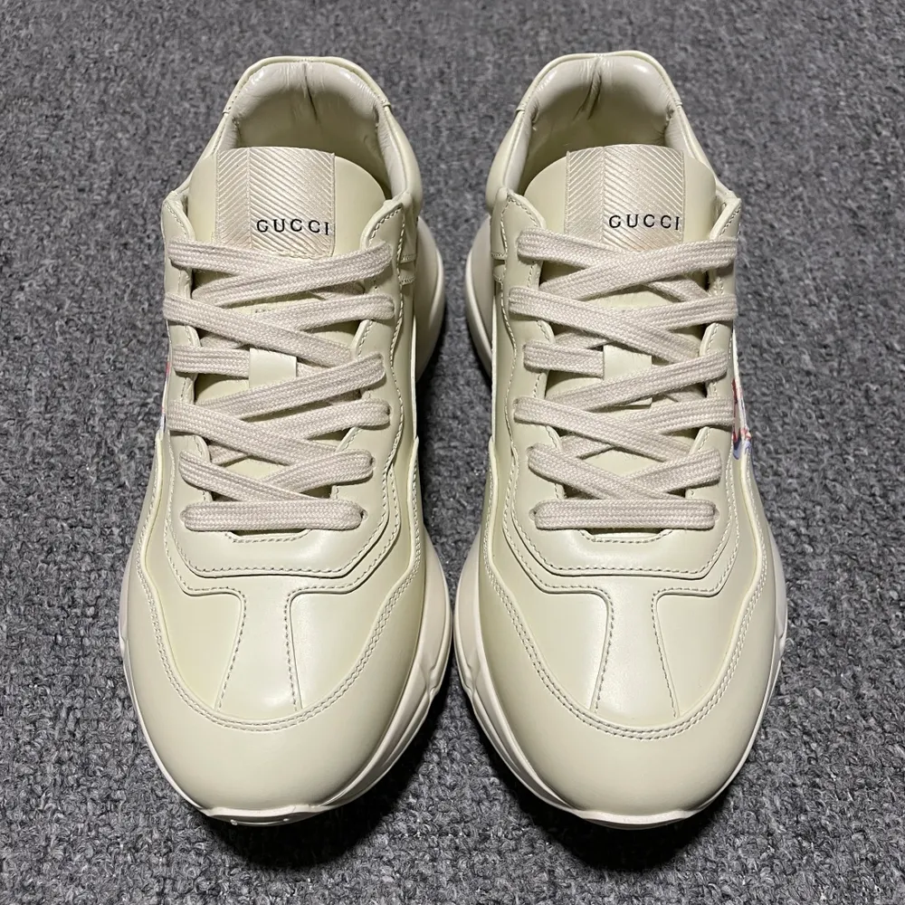 💰850 Gucci 古馳 Rhyton 復古老爹鞋 官方綠盒 全套包裝及配件 義大利手工代工原楦 原面小牛皮 內裡小羊皮 原裝超軟沙絨紙團 鞋頭採用進口膠版固定版型 細節制造精品  正確男鞋鞋頭雙排針女鞋單排針走線 後跟男鞋有LOGO 