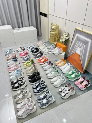 官網專櫃1比1製作，LV路易威登Run 55 運動鞋拼合網格面料、橡膠和粘膠等科技材質，搭配牛皮革材質，共同洋溢運動格調。Monogram 帆布後袢帶等標誌性元素傳遞品牌意趣。
