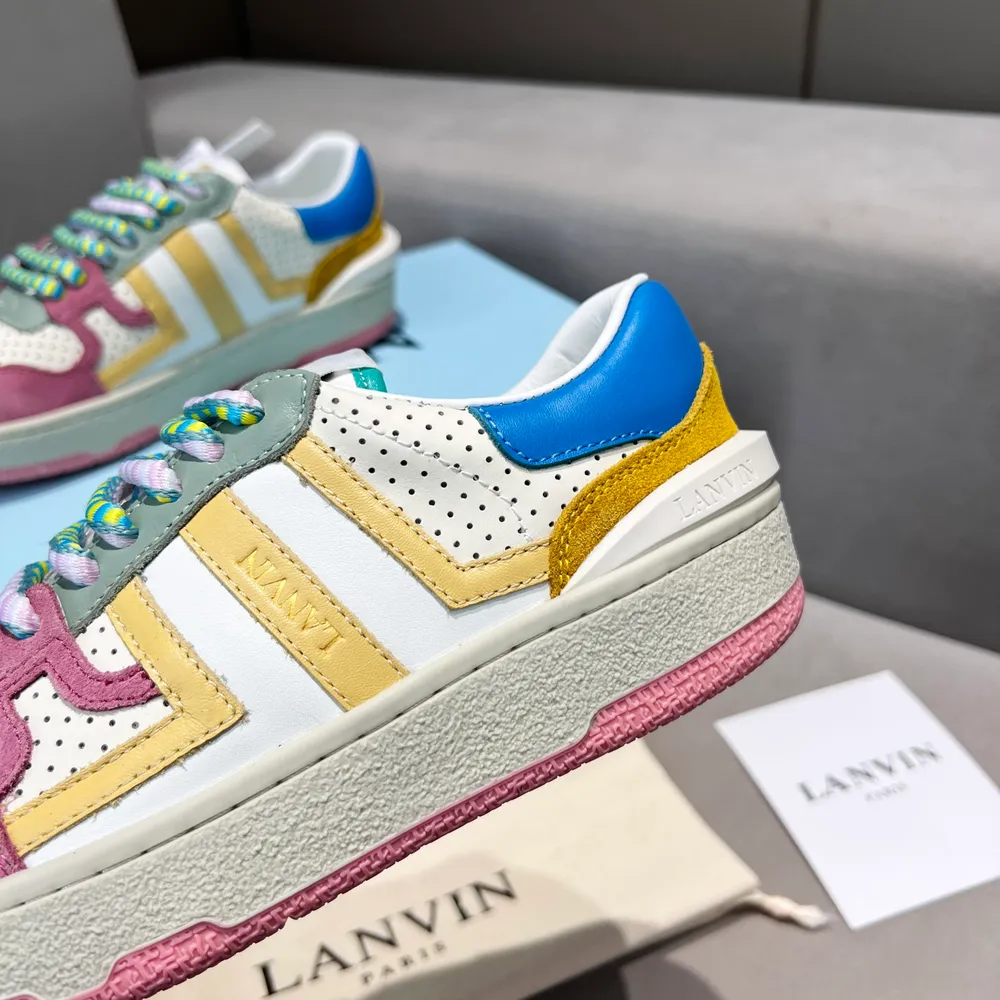 出廠價620 浪凡休閒板鞋🔥（情侶款）10色😍--LANVIN浪凡2021s最新系帶時尚休閒浪凡板鞋～高品質CLAY情侶系列‼️ 當季最新潮品 🌈眾多博主紛紛種草，入購原版開模定製，鞋面和大底馬克線串線縫製不封邊工藝，多種材質拼接組合