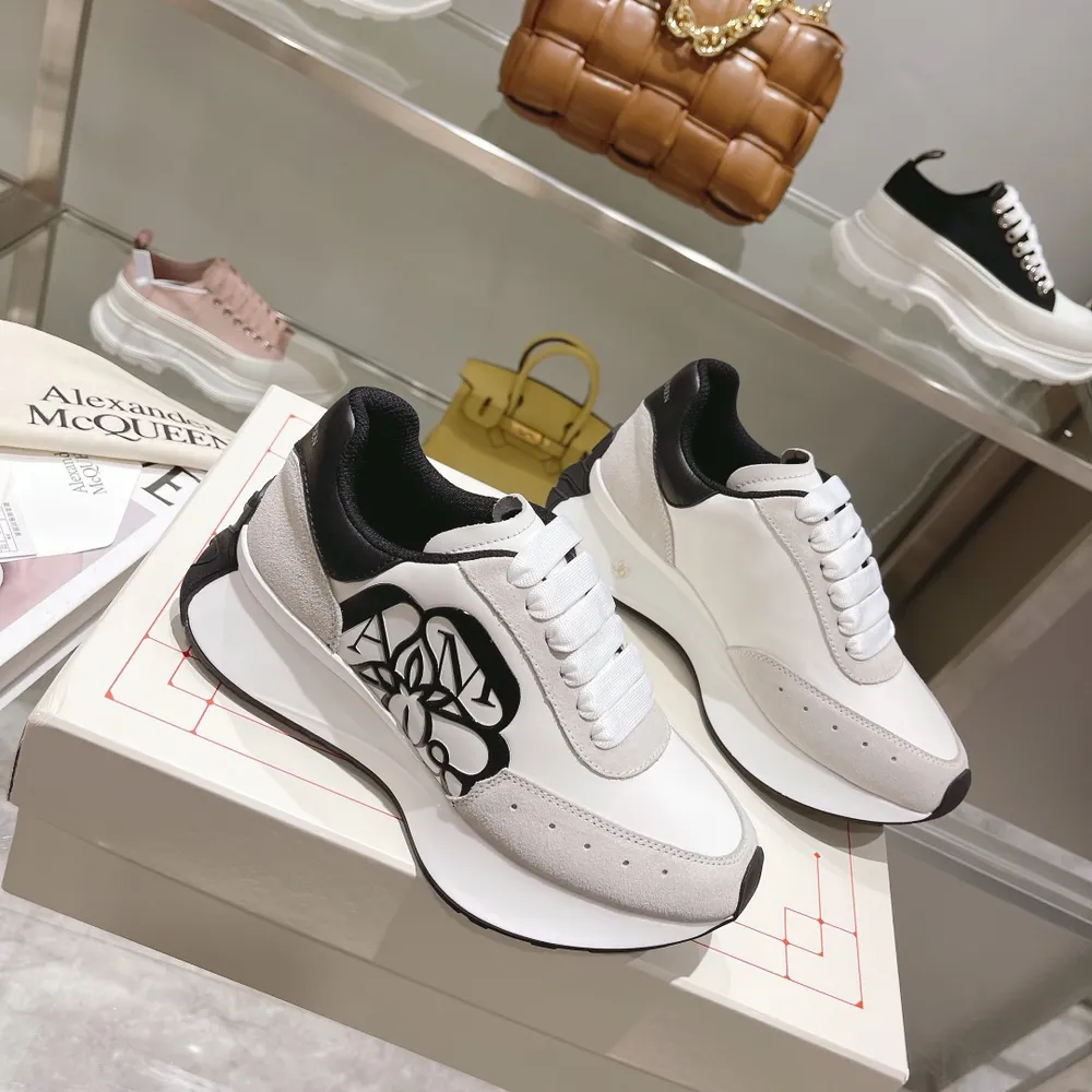 出廠價710 Alexander McQUEEN 麥昆🆕最新款式一如既往高階品質，做工細節清爽乾淨，原版一比一復刻，原版軟厚底，設計線條優秀✨上腳絕對精彩，舒適度超級贊……2022 春季新款 獨家上新🎉🎉🎉進口環保牛皮，環保磨砂皮，