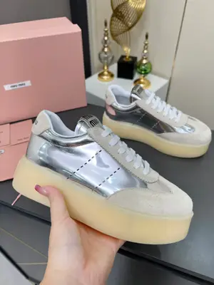Miu miu 繆繆2025新款休閒小白鞋，各大品牌中脫穎而出的四季鞋🥇🎖顏值擔當火爆款髒髒鞋，不得不入的一款～做舊時尚，簡約高階 隨意搭配上腳非常舒適，年度必入款！