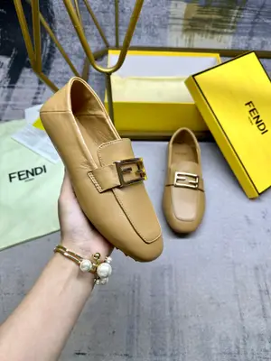 最新FENDI 樂福鞋，軟羊皮面料，金色扣件，羊皮內裡墊腳，35-42碼，跑量價610