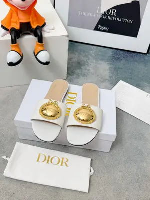 春夏新款Dior D-Lane 迪奧拖鞋，經典風格。黑色牛皮革鞋面展，飾以金色飾面金屬扣標誌，彰顯時尚氣質。加墊皮革內底打造舒適的穿著體驗，簡約的設計便於穿脫，打造休閒的造型。