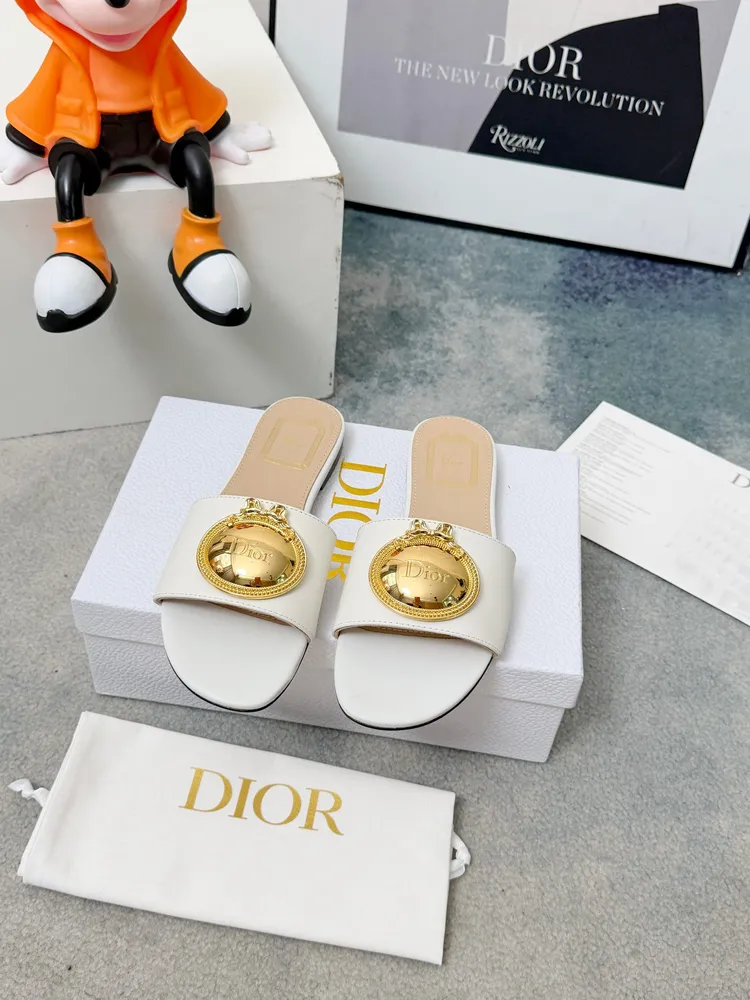 春夏新款Dior D-Lane 迪奧拖鞋，經典風格。黑色牛皮革鞋面展，飾以金色飾面金屬扣標誌，彰顯時尚氣質。加墊皮革內底打造舒適的穿著體驗，簡約的設計便於穿脫，打造休閒的造型。