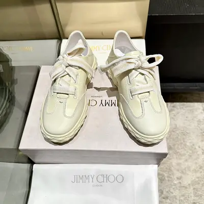 新款吉米周 JIMMY CHOO ，獨家發售，工廠價格批710、原版大底休閒小白鞋，採用最新工藝設計，立體感強👍多種工藝融合一起，顛覆時尚，超級有型！搭配超美。原版一比一