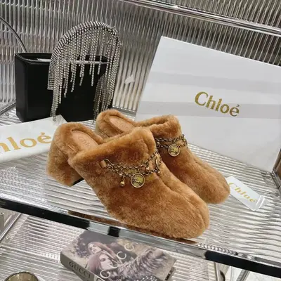 Chloe 2026真毛拖，全是溫柔掛，上腳直接顯貴氣💅真毛摸著軟fufu像擼貓🐱，腳感絕了！✨真皮大底走路超穩不打滑。