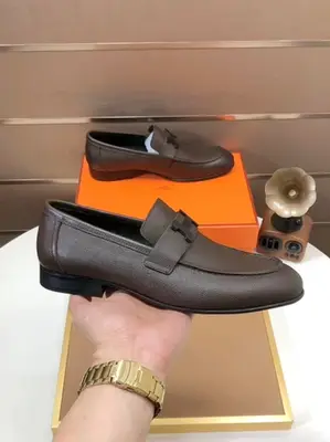 工廠💰【愛馬仕 HERMES】（牛皮內裡）🍀義大利頂級奢侈🍀他不追求新奇的款式和華麗的色彩，以其完美無瑕、優雅、經典的風格吸引著成功男士的青睞正裝皮鞋 這款非常非常舒適，簡潔穩重的款式讓您輕鬆搭配任何風格！版型絕對原版套楦1:1精製，
