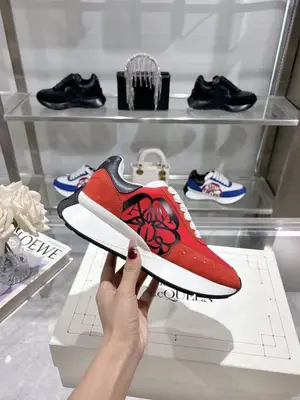 ALEXANDER MCQUEEN/亞歷山大麥昆 春夏男Sprint運動情侶款 鞋側面飾有時尚個性字母seal Logo標誌 內裡網 牛皮墊腳，不脫層不褪色，最新精美全套包裝 另配有一幅鞋帶 35-45
