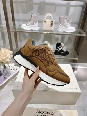 p710 ALEXANDER MCQUEEN/亞歷山大麥昆 官網同步春夏男Sprint運動情侶款 鞋側面飾有時尚個性字母seal Logo標誌 全皮壓花工藝 內裡網 牛皮墊腳，不脫層不褪色，最新精美全套包裝 另配有一幅鞋帶 男39-45