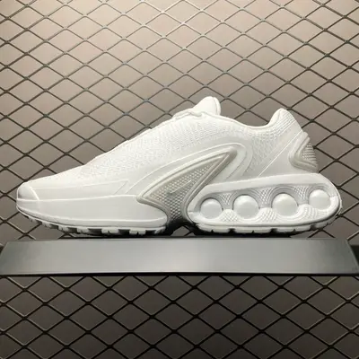 💰550 純原NK Air Max Dn 氣墊跑鞋 HQ0912-200 全新鞋款在同側採用了圓柱倉式的設計，不僅有防滑耐磨性功能，還搭配了周圍一圈柔軟的泡棉材質，提供全新的複合腳感八成還是泡棉腳感 尺碼：36 37 38 39 40 4