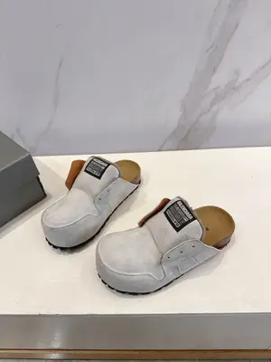 p690  巴黎世家 × Scholl 聯名包頭拖鞋🖤 正式登場。