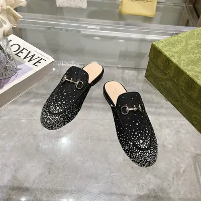 1803-1 黑G鑽 ¥660（35-41）作為Gucci設計傳承的傑出代表，Jordaan系列飾馬銜扣樂福鞋生動彰顯經典優雅格調。這款鞋履採用品牌標誌性字母圖案帆布，成就雋永經典。這款鞋履材質柔軟，廓形精緻流暢，彰顯日常優雅風範。