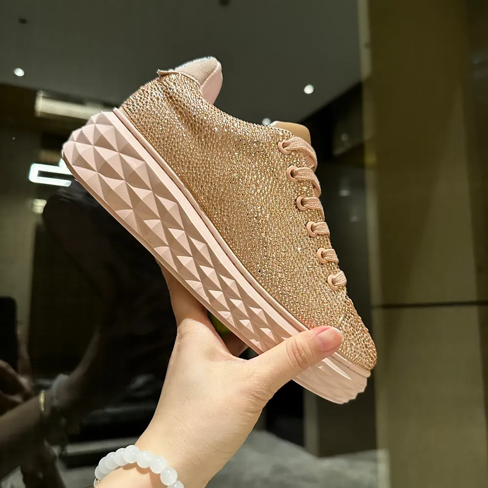 2024、新款吉米周 JIMMY CHOO ，獨家發售，工廠價格批680、原版大底休閒小白鞋，採用最新工藝設計，立體感強👍多種工藝融合一起，顛覆時尚，超級有型！搭配超美。原版一比一