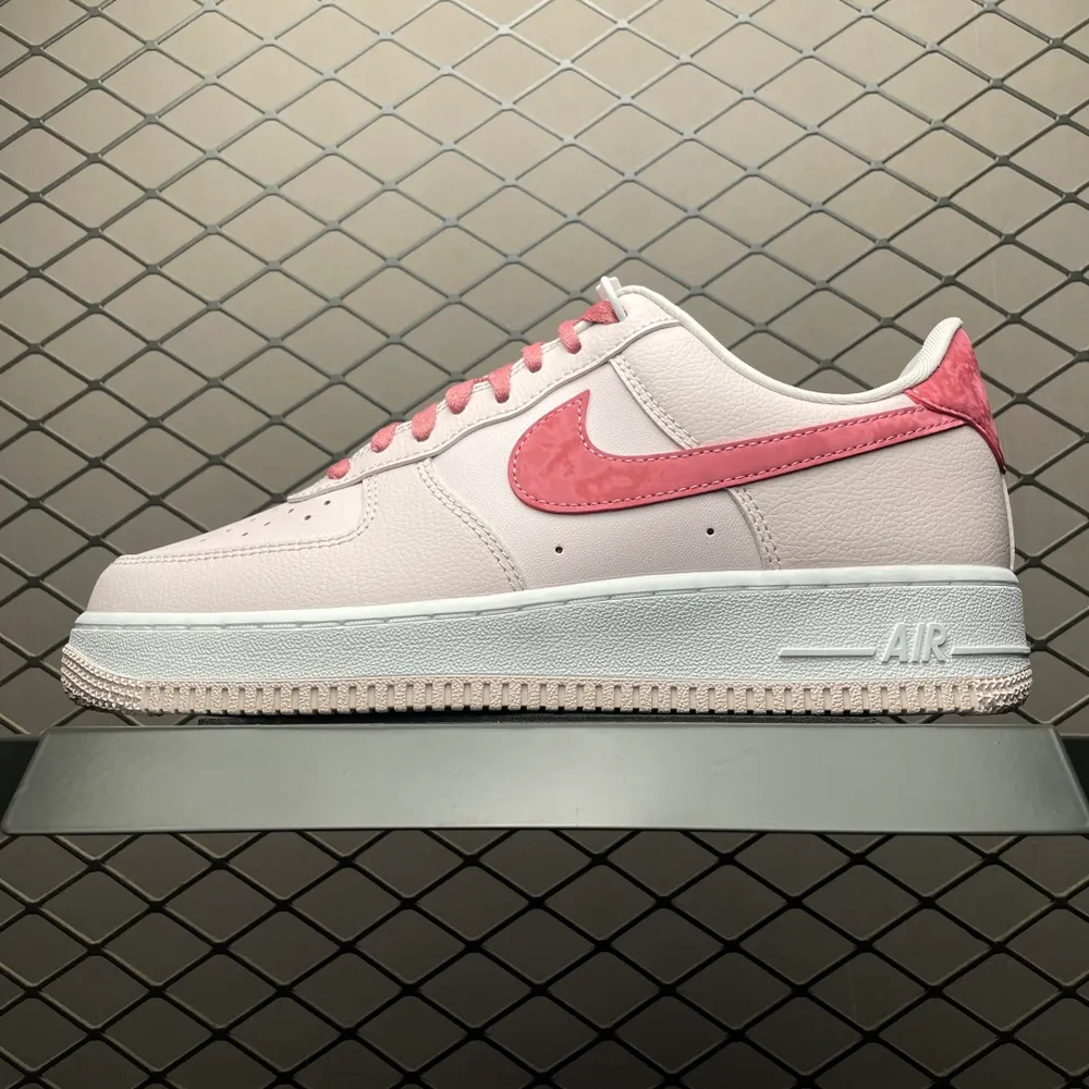 💰540 純原NK Air Force 1 空軍一號休閒板鞋 IO8755-600 原廠衝刀皮料切割乾淨 無任何毛邊 打造純正空軍 全掌內建蜂窩氣墊 原盒配件 原廠中底鋼印、拉幫完美 全套原楦原模傾力打造完美版型 尺碼：35.5 36 3