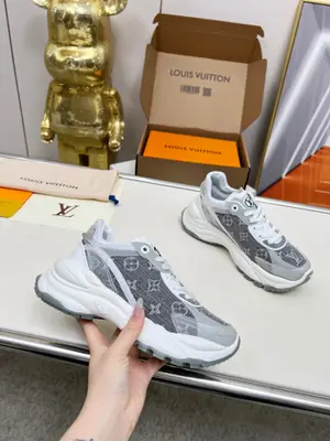 本款Run55 運動鞋融合皮革和科技面料，已加厚外底全是跑鞋靈動，為都市出行帶來柔韌彈力和舒適體驗，Monogram花卉點睛一側。