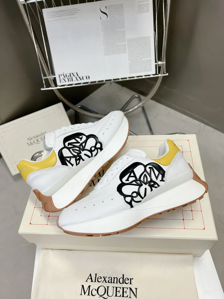 出廠價710 頂版上新ALEXANDER MCQUEEN/亞歷山大麥昆 2023春夏男Sprint運動情侶款 鞋側面飾有時尚個性字母seal Logo組合雕花標誌 內裡網 牛皮墊腳，不脫層不褪色，最新精美全套包裝 另配有一幅鞋帶 35-40