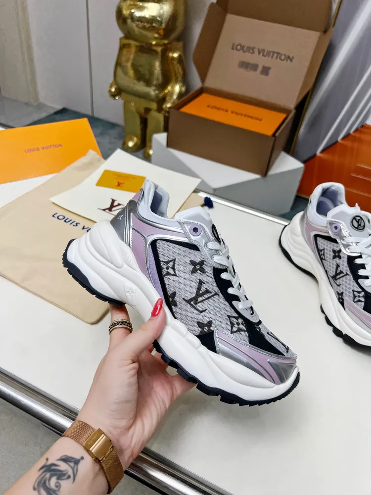 官網專櫃1比1製作，LV路易威登Run 55 運動鞋拼合網格面料、橡膠和粘膠等科技材質，搭配牛皮革材質，共同洋溢運動格調。Monogram 帆布後袢帶等標誌性元素傳遞品牌意趣。