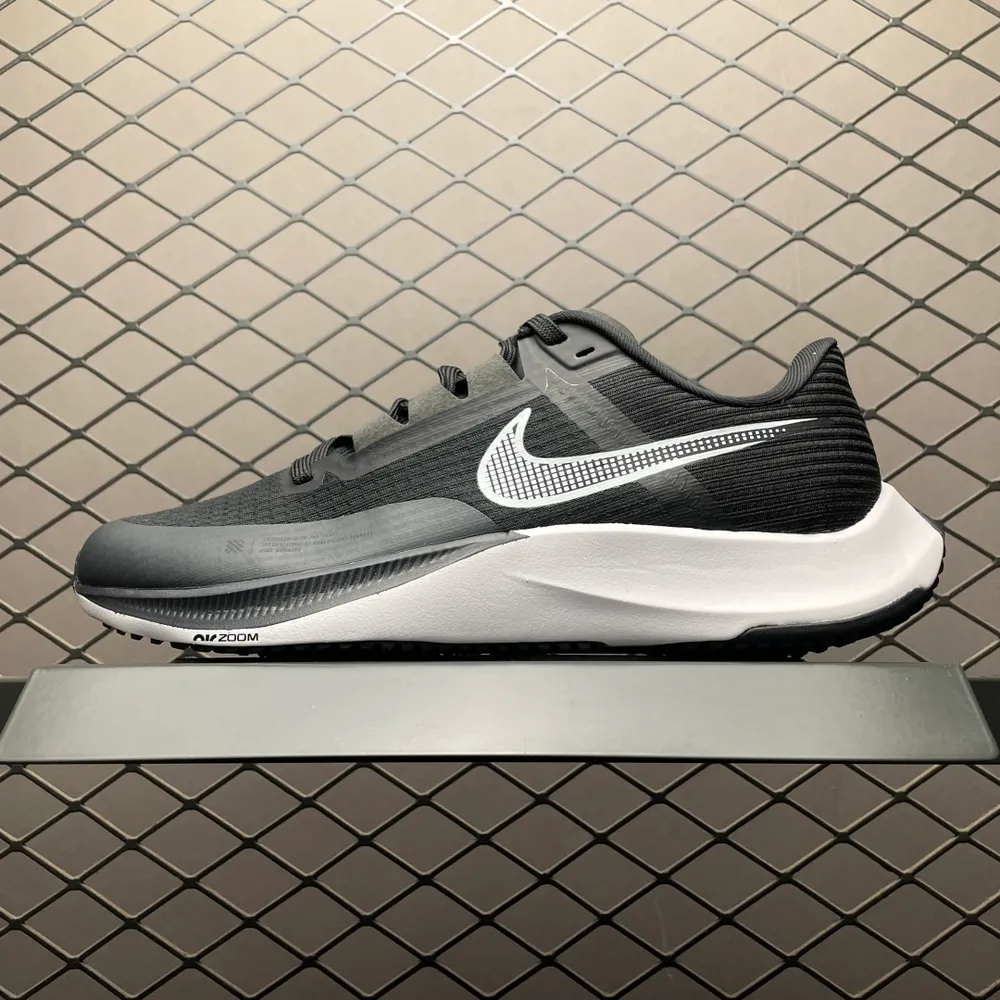 💰530 純原NK Air Zoom Rival FLY 3 超彈透氣輕量訓練跑步鞋 CT2405-001 鞋款搭載 Flyknit 材料 出眾彈性 易於穿脫 採用React技術 輕盈耐 跑步健身房鍛鍊最佳選擇之一 尺碼：39 40 40