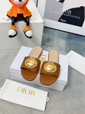 春夏新款Dior D-Lane 迪奧拖鞋，經典風格。黑色牛皮革鞋面展，飾以金色飾面金屬扣標誌，彰顯時尚氣質。加墊皮革內底打造舒適的穿著體驗，簡約的設計便於穿脫，打造休閒的造型。