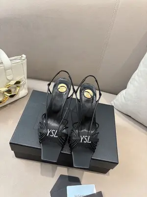 P670聖羅蘭YSL（Saint Laurent）經典的圓繩設計穆勒鞋，鞋面採用細膩皮革，搭配標誌性的金色YSL金屬扣，方頭+中跟設計，兼具優雅與個性，百搭又顯質感無論是通勤、約會還是派對，都能輕鬆駕馭！