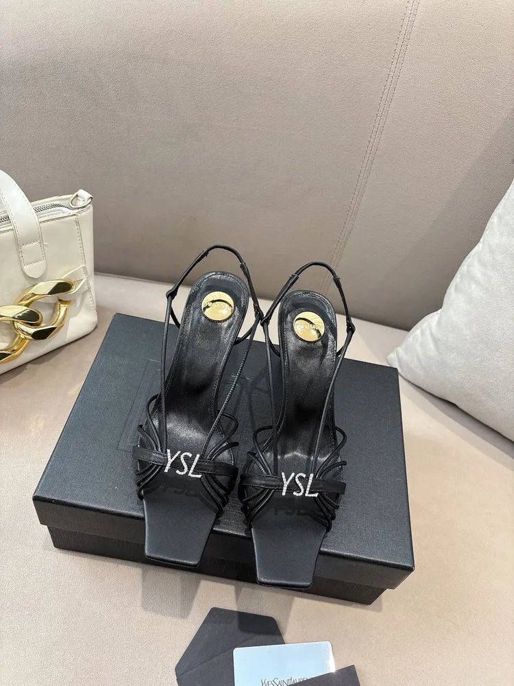 P670聖羅蘭YSL（Saint Laurent）經典的圓繩設計穆勒鞋，鞋面採用細膩皮革，搭配標誌性的金色YSL金屬扣，方頭+中跟設計，兼具優雅與個性，百搭又顯質感無論是通勤、約會還是派對，都能輕鬆駕馭！