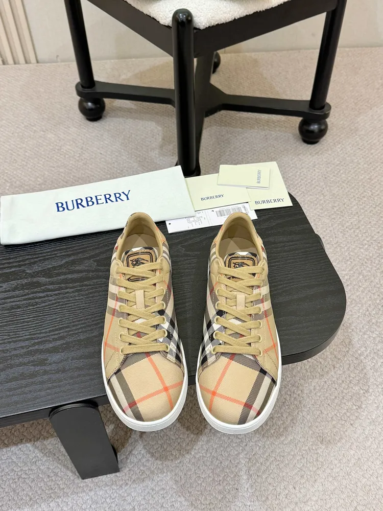 💰格紋630元！Burberr2026早春爆款休閒便鞋，新款標誌性 Set 運動鞋，以簡約風格呈現，成就日常奢華格調。低幫鞋款，選用光滑皮革材質打造，於義大利工坊匠心製成。鞋口處飾有針織 Burberry 格紋，以標誌性沙米色演繹。鞋舌點