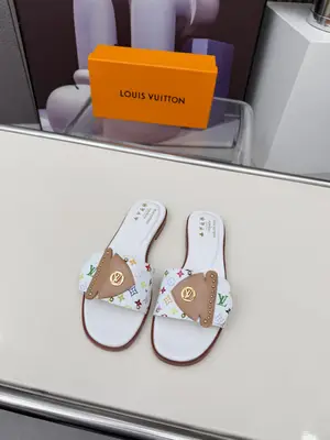 🌹🌹🌹Louis Vuitton路易威登2026春夏最新款  此款LV Frame 平底涼拖拼Monogram 與 Monogram Reverse 帆布，展露時尚愜意格調。寬幅前帶添綴飾釘和 LV Circle 標識，與 Camer