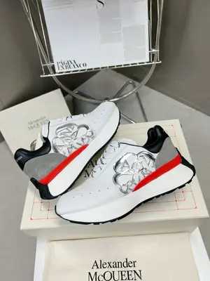 出廠價710 頂版上新ALEXANDER MCQUEEN/亞歷山大麥昆 2023春夏男Sprint運動情侶款 鞋側面飾有時尚個性字母seal Logo組合雕花標誌 內裡羊皮 牛皮墊腳，不脫層不褪色，最新精美全套包裝 另配有一幅鞋帶 35-4