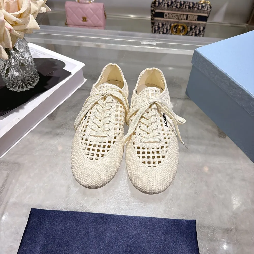 出廠價P620💰PRADA                                             2026新款針織網面鏤空德訓鞋休閒鞋 ，全新的鉤針運動薄底鞋把流行的薄底和鉤針元素完美結合 搭配簡單的Prada字母log
