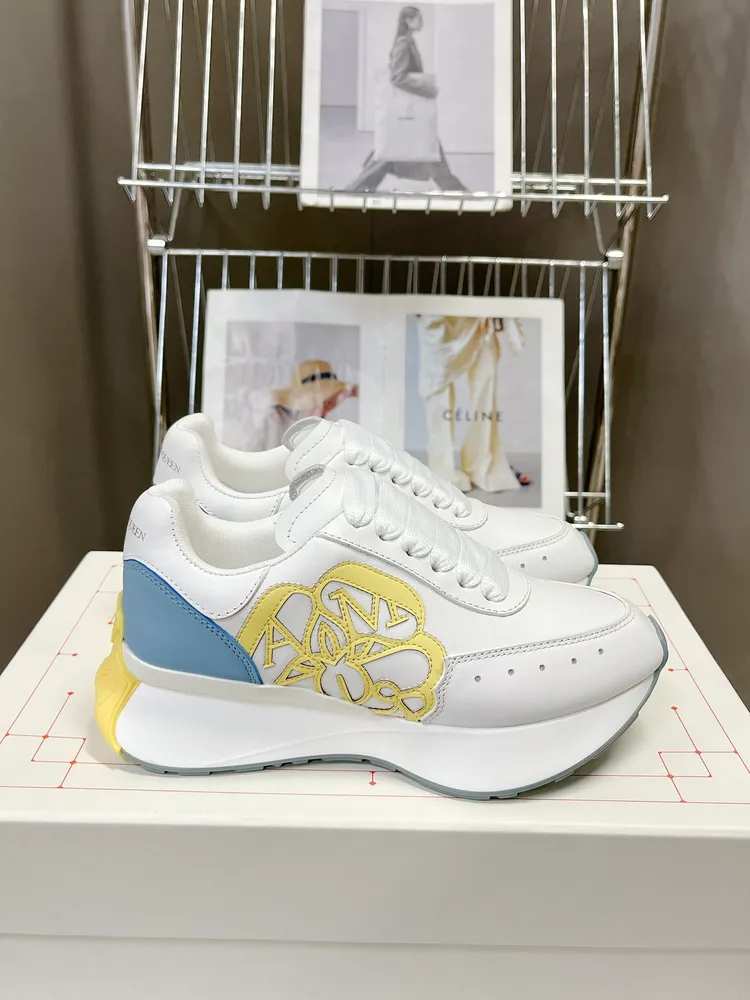 出廠價710 在官網同步上新ALEXANDER MCQUEEN/亞歷山大麥昆 2023春夏男女Sprint運動情侶款 鞋側面飾有時尚個性字母seal Logo組合雕花標誌 內裡羊皮 牛皮墊腳 最新精美全套包裝 另配有一幅鞋帶 女35-40